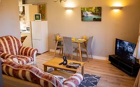 Modern Spacious 2 Bed Apartment Wolverhampton With Free Secure Parking